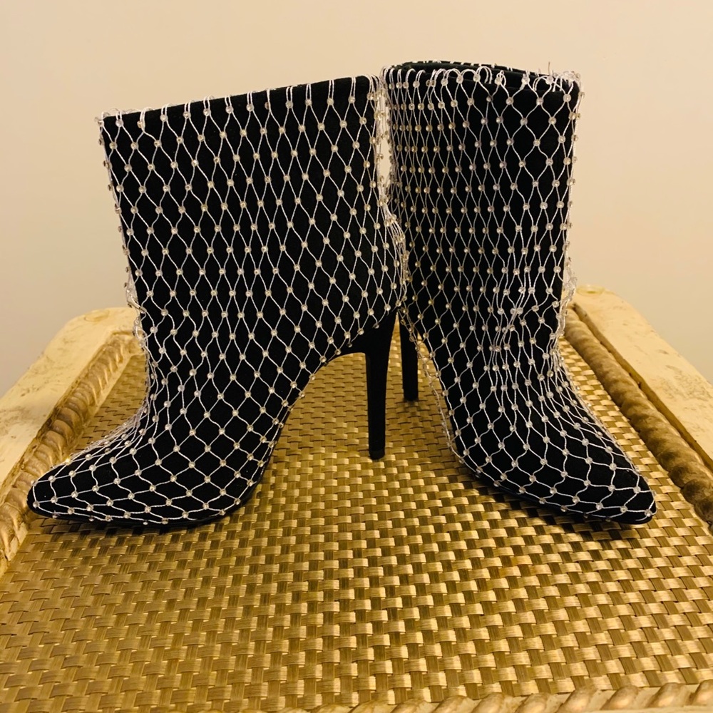 Black ankle booties (boots)